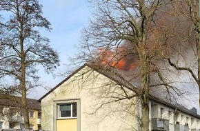 Feuerwehr Essen: FW-E: Dachstuhlbrand in einem Mehrfamilienhaus - starke Rauchentwicklung weit sichtbar
