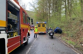 Polizei Mettmann: POL-ME: Mehrere Schutzengel für Autofahrer: Auto landete auf Dach - Heiligenhaus - 2105021