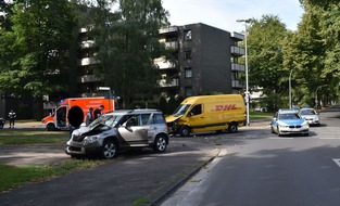 Polizei Mönchengladbach: POL-MG: Zwei Schwerverletzte bei Verkehrsunfall Urftstraße/ Schmölderstraße