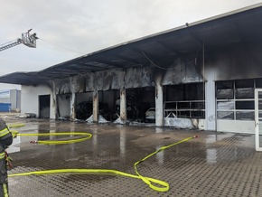 FW-AR: Brand in Arnsberger Gewerbehalle