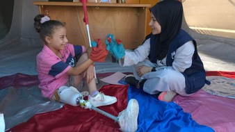 Handicap International e.V.: Gaza: Heba baut Prothesen - mitten im Krieg / Malak, 9 Jahre alt, lernt wieder laufen