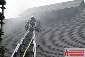 FW-PL: OT-Himmelmert. Dachstuhlbrand in einem Industriebetrieb sorgt für Großeinsatz der Plettenberger Feuerwehr.