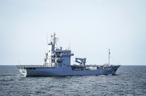 Presse- und Informationszentrum Marine: Tender "Mosel" auf dem Weg in die &Auml;g&auml;is