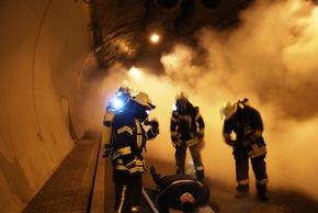 FW-AR: Einsatzkräfte üben den Ernstfall am Arnsberger Altstadttunnel