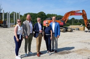 BREMER: Baustart für Gewerbepark in Elmshorn: Hagedorn und BREMER feiern Stützenfest / Auf der ehemaligen Fläche einer Wurstwarenfabrik am Fuchsberger Damm hat der Hochbau für den Gewerbepark B Hub begonnen