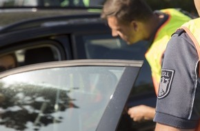 Hauptzollamt Ulm: HZA-UL: Diebesgut geschmuggelt?/Zoll stoppt PKW-Gespann und findet tausende Drogeriemarktartikel