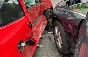 Polizei Mettmann: POL-ME: Bei Autounfall: Fünf Personen verletzt - Hoher Sachschaden - Erkrath - 2207064