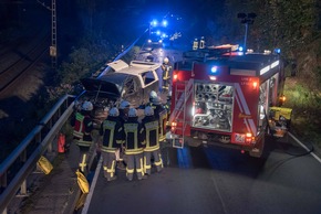 FW-OE: PKW gerät in Gegenverkehr - zwei Verletzte - 1000 Liter Dieseltank bleibt unbeschädigt