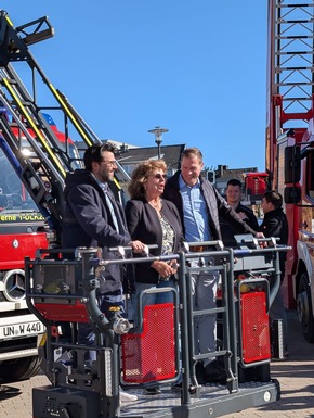 FW-WRN: Mit Drehleiter in den Ruhestand: &Uuml;berraschende Verabschiedung f&uuml;r Kordula Mertens