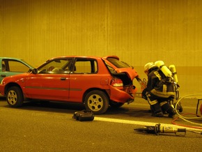 FW-AR: Einsatzkräfte üben den Ernstfall in Arnsberger Autobahn-Tunnel