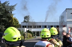 Feuerwehr Pulheim: FW Pulheim: Brauweiler - Feuer in Bürogebäude