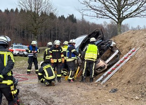 KFV Bodenseekreis: Verkehrsunfall: Feuerwehr befreit Fahrerin aus Zwangslage