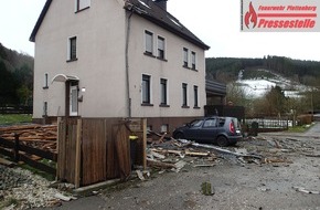 Feuerwehr Plettenberg: FW-PL: Plettenberger Feuerwehr komplett im Einsatz. Dach eines Industriebetriebes fliegt in Wohnhaus.