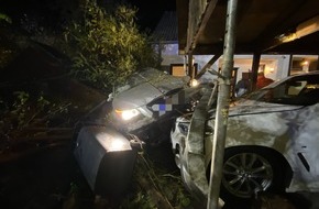 Feuerwehr Sprockhövel: FW-EN: Schwerer Verkehrsunfall mit 4 Verletzten / BMW schleudert über Grundstück gegen Carport und Wohnhaus