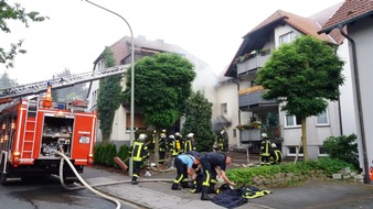FW-AR: Großeinsatz der Arnsberger Feuerwehr bei Wohnungsbrand in Müschede - ein Verletzter