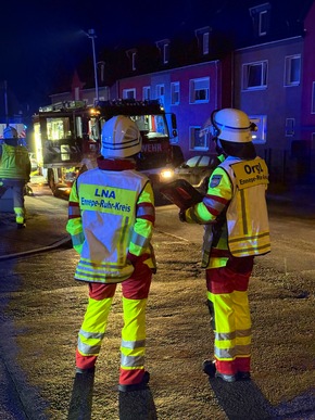 FW-EN: Brand im Dachgeschoss - Feuerwehr Hattingen rettet einen Bewohner