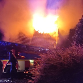FW Voerde: Dachstuhlbrand in voller Ausdehnung im Voerder Ortsteil Spellen