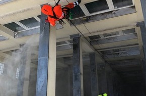 Industrie Kletterer Hamburg: Facelift für die Fassade: Professionelle Instandhaltung am Kletterseil