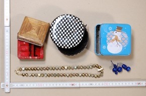 Polizeiinspektion Cuxhaven: POL-CUX: Ehrlicher Finder wendet sich an Polizei - Stammt Schmuck aus Einbruch? (BILDANLAGE) + Einbrüche + Junge Frau am Geldautomaten bedroht