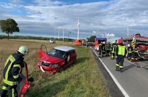 Freiwillige Feuerwehr Borgentreich: FW Borgentreich: Verkehrsunfall zwischen Bühne und Haarbrück. Eine Person im Fahrzeug eingeschlossen.