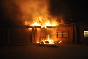 FW-KLE: Containerbrand führt zu ausgedehntem Dachstuhlbrand an einem Drogeriemarkt / Hausbewohner mussten von der Feuerwehr evakuiert werden