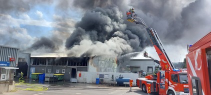 Feuerwehr Pforzheim: FW Pforzheim: Großbrand im Brötzinger Tal - Lagerhalle abgebrannt - Nachbarhalle gerettet - Abschlussmeldung