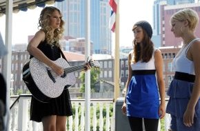 ProSieben: Topstar bei POPSTARS: "MTV Video Music Award"-Gewinnerin Taylor Swift begleitet Elif und Dagmara auf der Gitarre