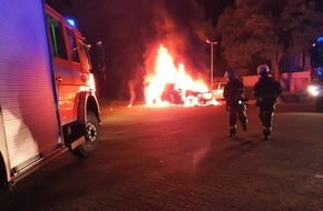 Feuerwehr Essen: FW-E: Pkw brennt auf Parkplatz - Übergreifen auf Anhänger und weitere Fahrzeuge verhindert