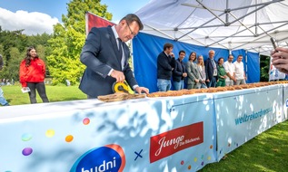 REKORD-INSTITUT für DEUTSCHLAND: Kulinarischer RID-Weltrekord in Hamburg – »budni« und »Junge Die Bäckerei« präsentieren im »Tierpark Hagenbeck« das mit 10 Metern längste Franzbrötchen der Welt