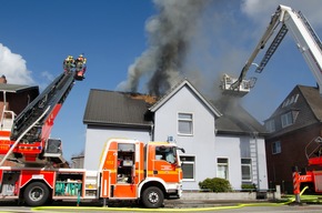 FW-RD: Nach Dachstuhlbrand - Wohnhaus in Rendsburg total zerstört In der Fockbeker Chaussee in Rendsburg, wurde die Wohnanlage für zwölf Bewohner durch ein Feuer zerstört