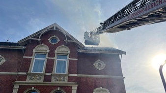 FW-AUR: Dachstuhlbrand im Stadtzentrum