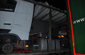 Polizeiinspektion Osnabrück: POL-OS: Osnabrück/Bramsche: Polizei zieht rollende Zeitbombe aus dem Verkehr - Schwertransport mit gravierenden Mängeln gestoppt (FOTO)