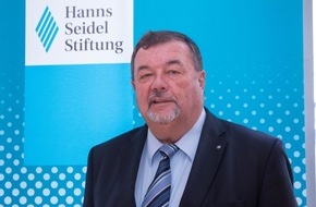 Hanns-Seidel-Stiftung e.V.: Umfrage: Immer mehr Wechselwähler in Bayern - starke Zunahme an politischem Interesse - Abnahme derjenigen, die sich für politisch informiert halten