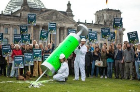 Campact e.V.: Protest mit "Giftspritze" gegen Fracking / 162.000 Unterschriften für Fracking-Verbot / "Wer fracken will, wird an der Wahlurne abgestraft" (BILD)