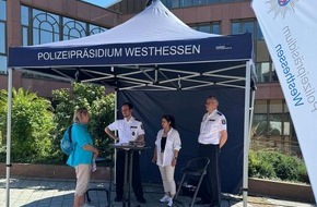 PD Hochtaunus - Polizeipräsidium Westhessen: POL-HG: Gute Tipps und gute Laune - Präventionsstand in Bad Homburg ein voller Erfolg