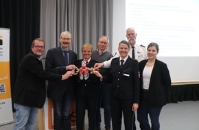 Polizeiinspektion Emsland/Grafschaft Bentheim: POL-EL: "TEILEn e.V." und "Aktion Kinderunfallhilfe e.V." finanzieren "Rote-Ritter-Mobil"