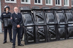 Polizeiinspektion Wilhelmshaven/Friesland: POL-WHV: "Danke für deine Menschlichkeit!" - ein sehr wertschätzender und emotionaler Abschied von Hans Zeh, Leiter des Einsatz- und Streifendienstes aus Wilhelmshaven