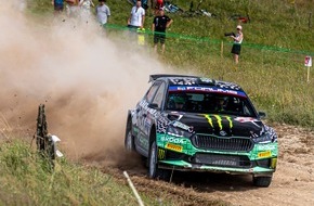 Skoda Auto Deutschland GmbH: Rallye Lettland: Škoda Fabia RS Rally2-Pilot Oliver Solberg hat den WRC2-Sieg fest im Visier