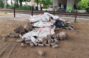 Bundespolizeiinspektion Flensburg: BPOL-FL: Elmshorn - Sondermüll illegal auf Bahngelände entsorgt; Bundespolizei sucht Zeugen