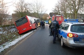 Polizeiinspektion Hameln-Pyrmont/Holzminden: POL-HOL: Kreisstraße 37 Holenberg - Golmbach: Bus-Unfall endet ohne Schäden - Fahrer geriet aufgrund Unwohlseins in den Gaben -