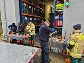FW Lehrte: "Achtung - Baum fällt" - Stadtfeuerwehr Lehrte bildet 11 neue Motorsägenführer*innen aus