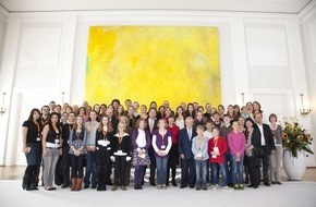 Children for a better World e.V.: Helfen ist die schönste Sache der Welt (mit Bild) / Die Gewinner des JUGEND HILFT! Wettbewerbs werden von Eva Luise Köhler in Schloss Bellevue geehrt