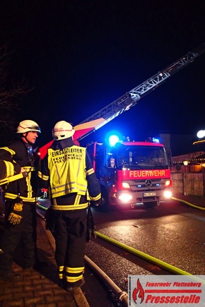 FW-PL: OT-Böddinghausen. Brand in der Küche eines Restaurants. Feuer breitete sich auf Absauganlage aus.