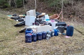 Polizeipr&auml;sidium Ulm: POL-UL: (UL) Schelklingen - Mehrere Kubikmeter Unrat und umweltgef&auml;hrdende Stoffe im Wald entsorgt / Bei Ermittlungen wegen einer Umweltstraftat bei Schelklingen hofft die Polizei jetzt auf Zeugenhinweise.