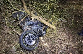 Polizeipräsidium Westpfalz: POL-PPWP: Motorradfahrer stürzt nach Überholmanöver