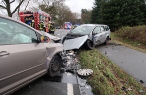 Polizeiinspektion Delmenhorst / Oldenburg - Land / Wesermarsch: POL-DEL: Landkreis Oldenburg: Schwerer Verkehrsunfall mit drei beteiligten Pkw in Hatten ++ schwer- und zwei leichtverletzte Personen ++ beteiligte Fahrzeuge mit Totalschäden