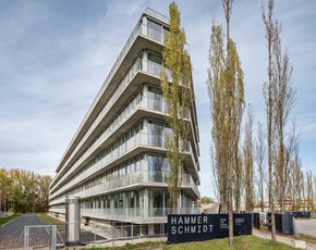 PRESSEMITTEILUNG / Uncorporate mit System: HAMMERSCHMIDT baut Beziehungen statt Trennwände
