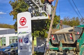 Feuerwehr M&uuml;nchen: FW-M: Lastwagen gegen Telefonmast (Trudering)
