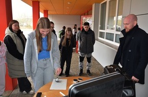 Polizei Homberg: POL-HR: Dialogreihe "Cops im Dialog - Polizei und Schule im Austausch" an der Carl-Bantzer-Schule