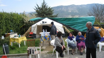 Schweizerisches Rotes Kreuz / Croix-Rouge Suisse: Rotkreuz-Zelte aus der Schweiz in L'Aquila als Notunterkünfte bezogen